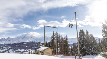 Personnes sur la Giant Swing en hiver