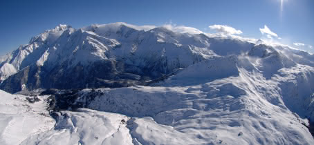 Le domaine skiable des Contamines vu du ciel, et le panorama sur la chaine du Mont-Blanc