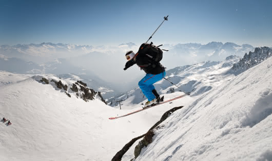 Skieur sautant sur le domaine skiable