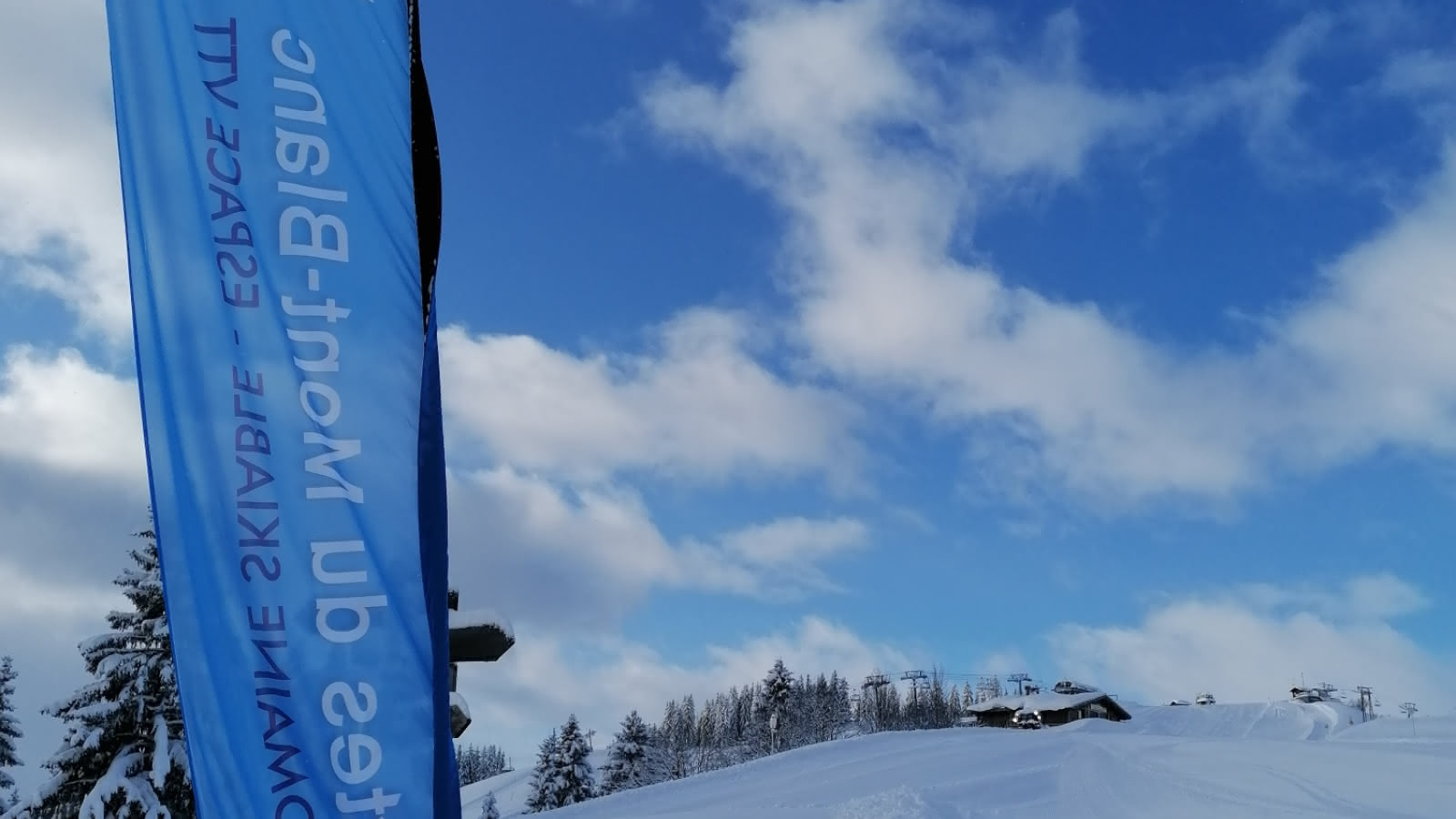 De bonne matin, le boarder-cross des Portes du Mont-Blanc ouvre ses portes sur une neige fraiche bien damée