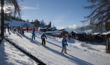 Sneeuwplein met verzamelpunt skischolen