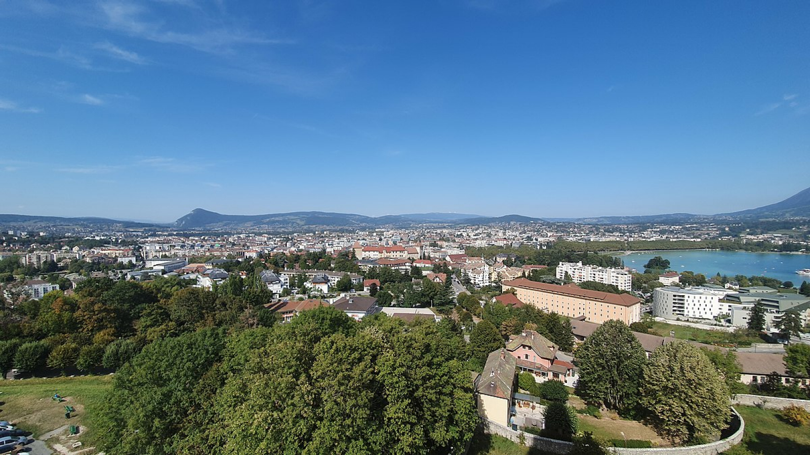 AlexSavoie, CC BY-SA 4.0 <https://creativecommons.org/licenses/by-sa/4.0>, via Wikimedia Commons