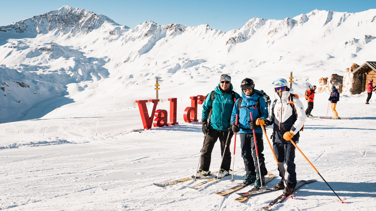 Bande d'amis devant les Lettres Val d'Isère au sommet de Grand-Pré