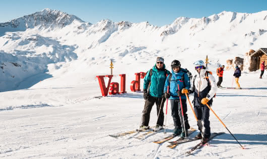 Bande d'amis devant les Lettres Val d'Isère au sommet de Grand-Pré