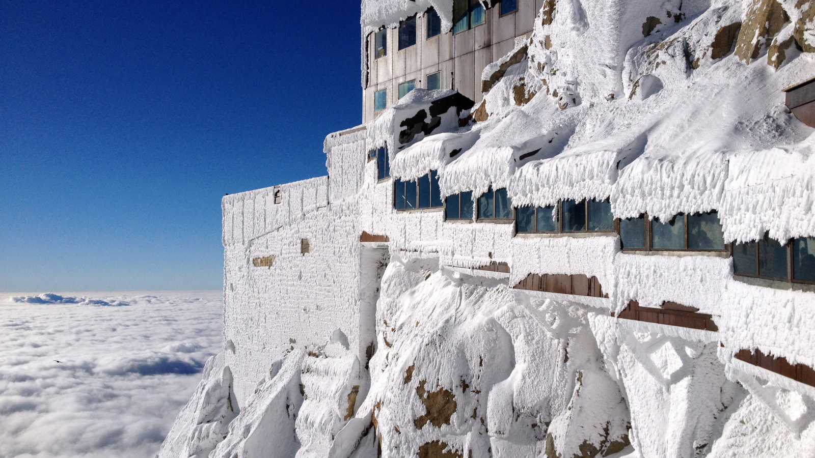 Vue sur l'Aiguille du midi enneigée