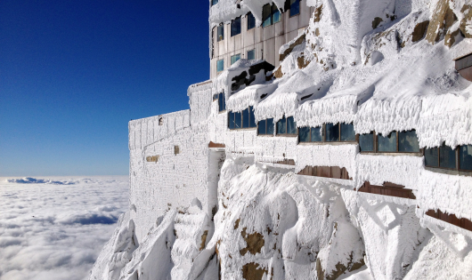 Vue sur l'Aiguille du midi enneigée