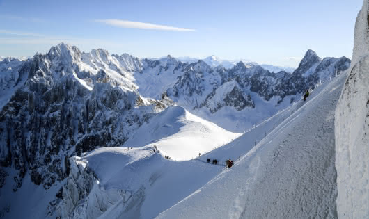 skieurs sur l'arrête de l'Aiguille du Midi