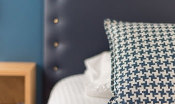 gros plan oreiller sur lit avec mur bleu