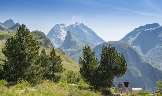 Randonneurs au sommet du Mont-Bochor, dos à la Grande Casse