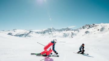 Deux skieurs sur la piste bleue Palafour du domaine relié Tignes - Val d'Isère