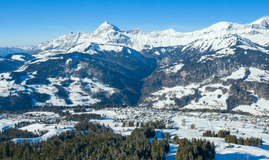 Vue sur le village et le Mont-Charvin depuis le domaine skiable de Crest-Voland Cohennoz