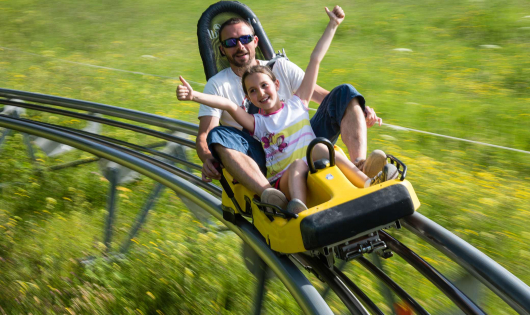 Luge sur rails enfants en été