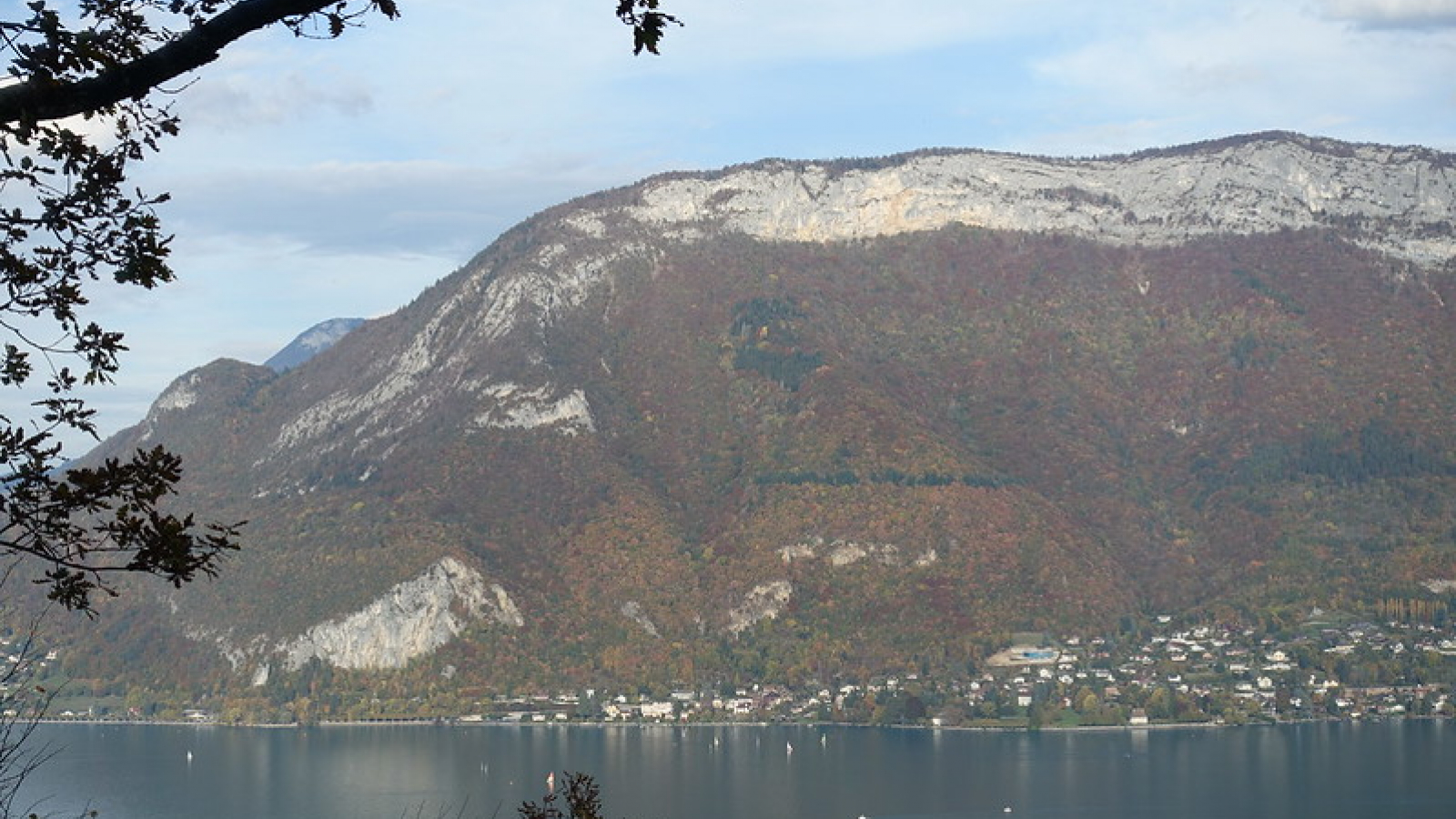 Vue sur le Mont Veyrier - Photo sous licence Creative Commons https://creativecommons.org/licenses/by/2.0/