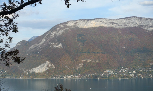 Vue sur le Mont Veyrier - Photo sous licence Creative Commons https://creativecommons.org/licenses/by/2.0/