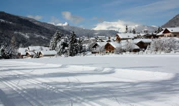 Pistes de ski de fond avec vue sur le village, juste après une chute de neige