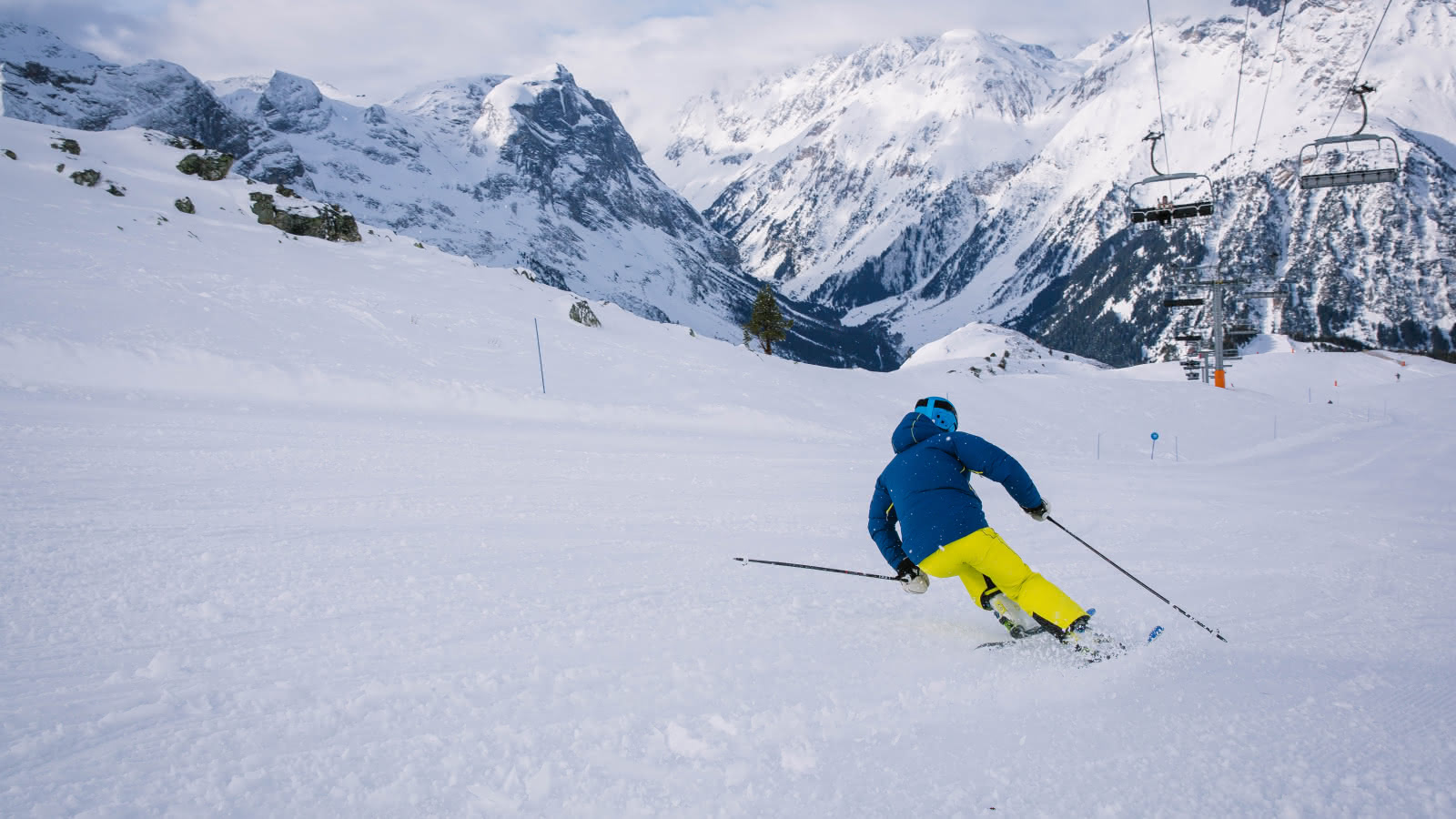 Skieur sur l'une des pistes du secteur Mont-Bochor