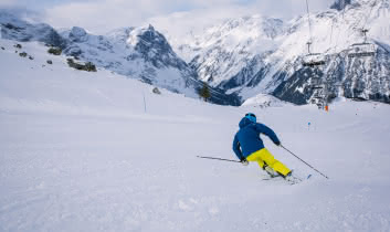 Skieur sur l'une des pistes du secteur Mont-Bochor