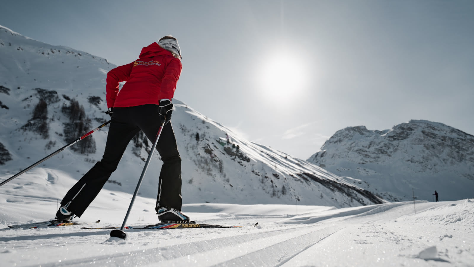 Prise de vue en contre bas sur une personne pratiquant du ski de fond dans la belle vallée du Manchet à Val d'Isère.