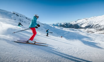 Femme qui skie sur les pistes