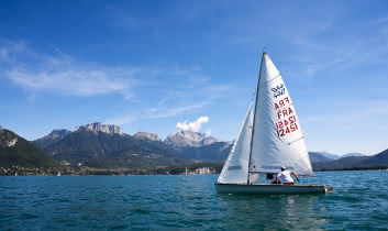 Le lac d'Annecy, lieu d'activités nautiques