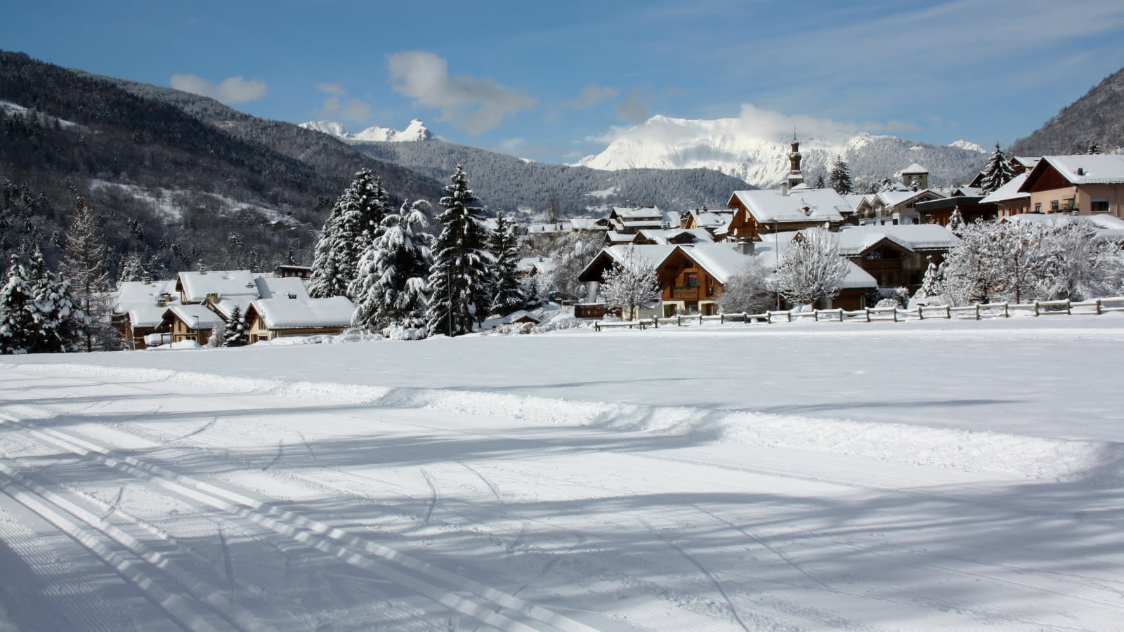 Pistes de ski de fond avec vue sur le village, juste après une chute de neige