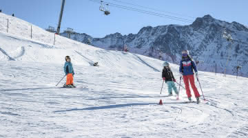Parcours de progression à ski pour les débutants.