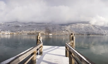 Le lac d'Annecy, sous la neige