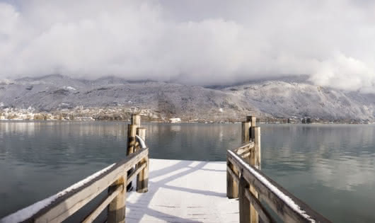 Le lac d'Annecy, sous la neige