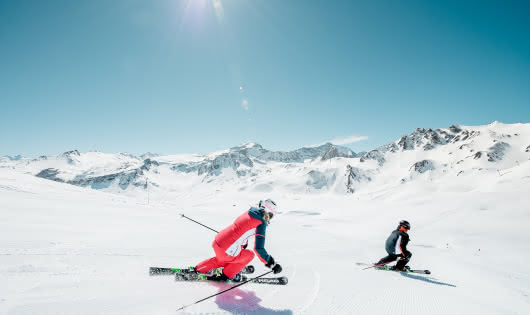 Deux skieurs sur la piste bleue Palafour