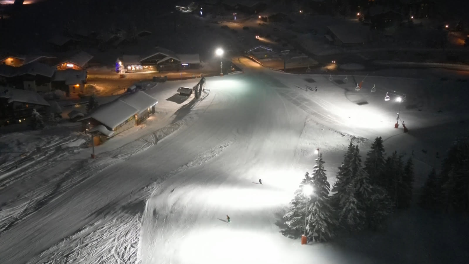 Piste de ski de nuit éclairée