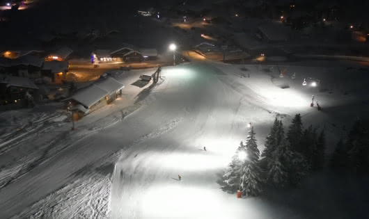 Piste de ski de nuit éclairée