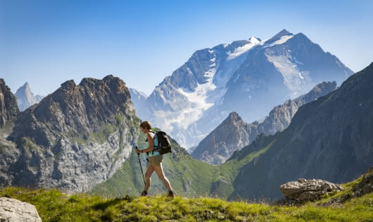 Randonneuse au Petit Mont Blanc avec vue sur la Grande Casse