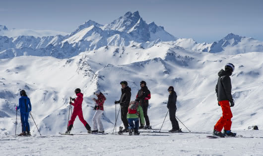 Groupe de skieurs sur le domaine skiable