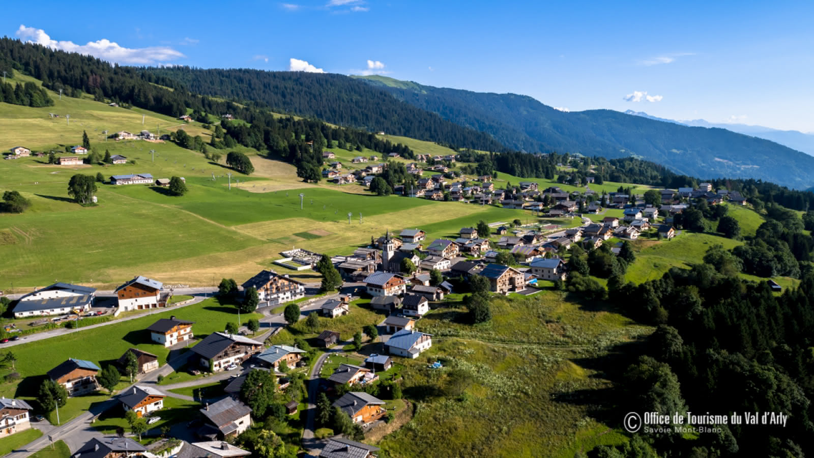 Vue aérienne du Village de Crest-Voland / Cohennoz