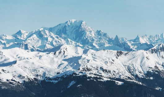 Paysage de montagne en hiver avec neige et sapins