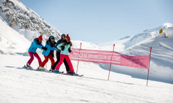 Skieurs débutants sur la piste du Lavachet