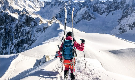 skieurs sur l'arrête de l'Aiguille du Midi