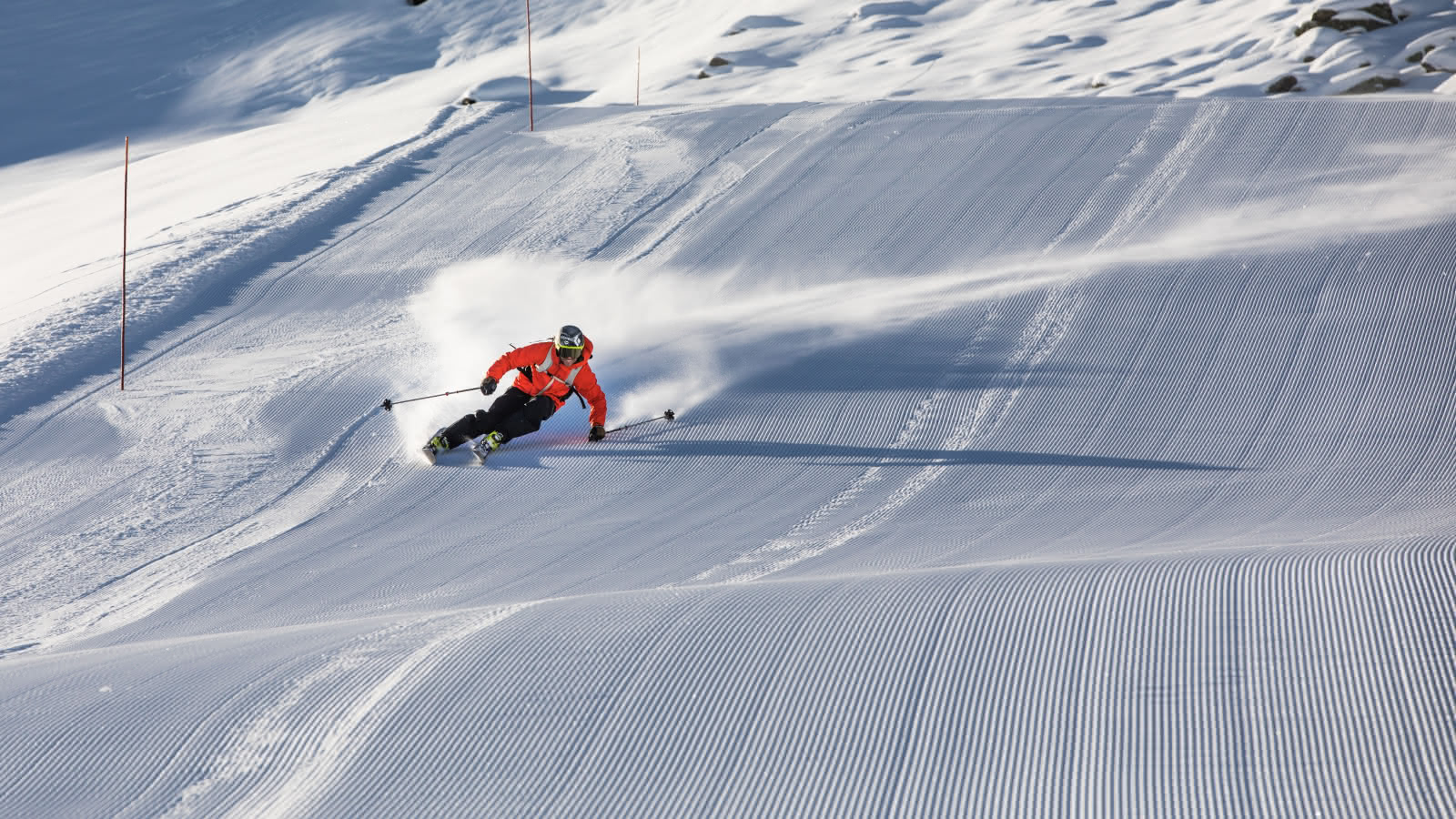 Un skieur en Carving sur neige de velour à méribel