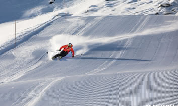 Un skieur en Carving sur neige de velour à méribel