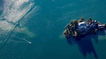 vue aérienne château de Duingt lac d'Annecy