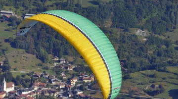 Paragliding in the valley of La Plagne