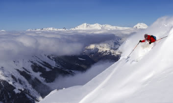 Un skieur évoluant en ski hors-piste sur le territoire Santaférain.
