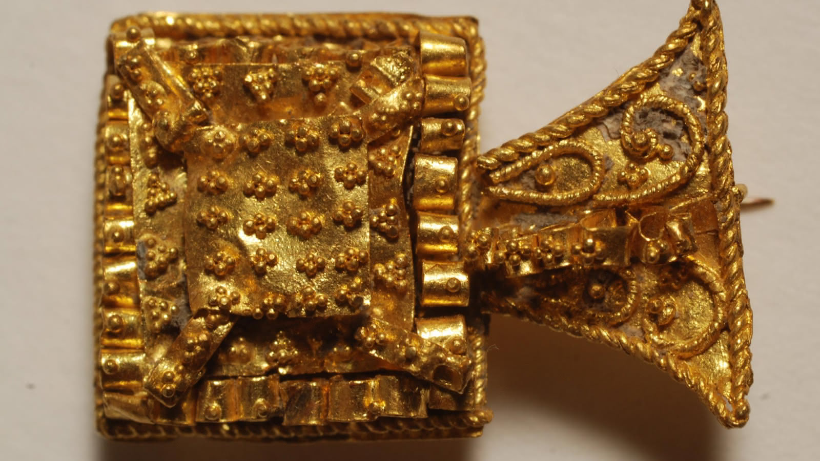 Viuz Archeological Museum Gold fibula
