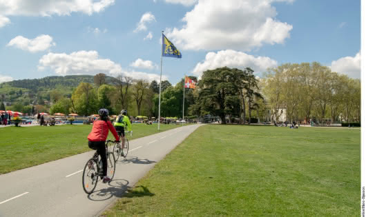 Cyclistes sur piste cyclable du centre ville d'Annecy - Le Pâquier