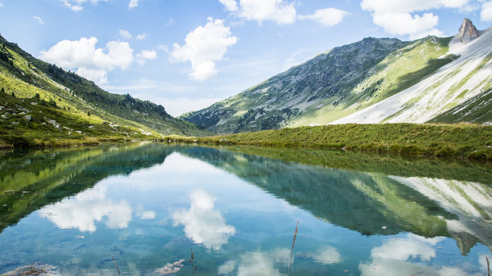 Niché dans un écrin de nature à l'entrée du parc de la Vanoise, le lac des fées est un petit lac plein de charme