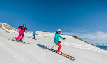 Femmes et hommes qui skient sur le domaine skiable