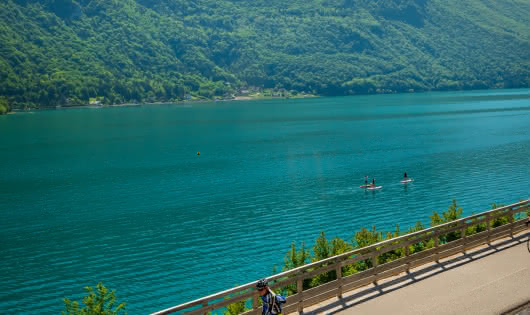 Balade à vélo sur les rives du lac d'Annecy