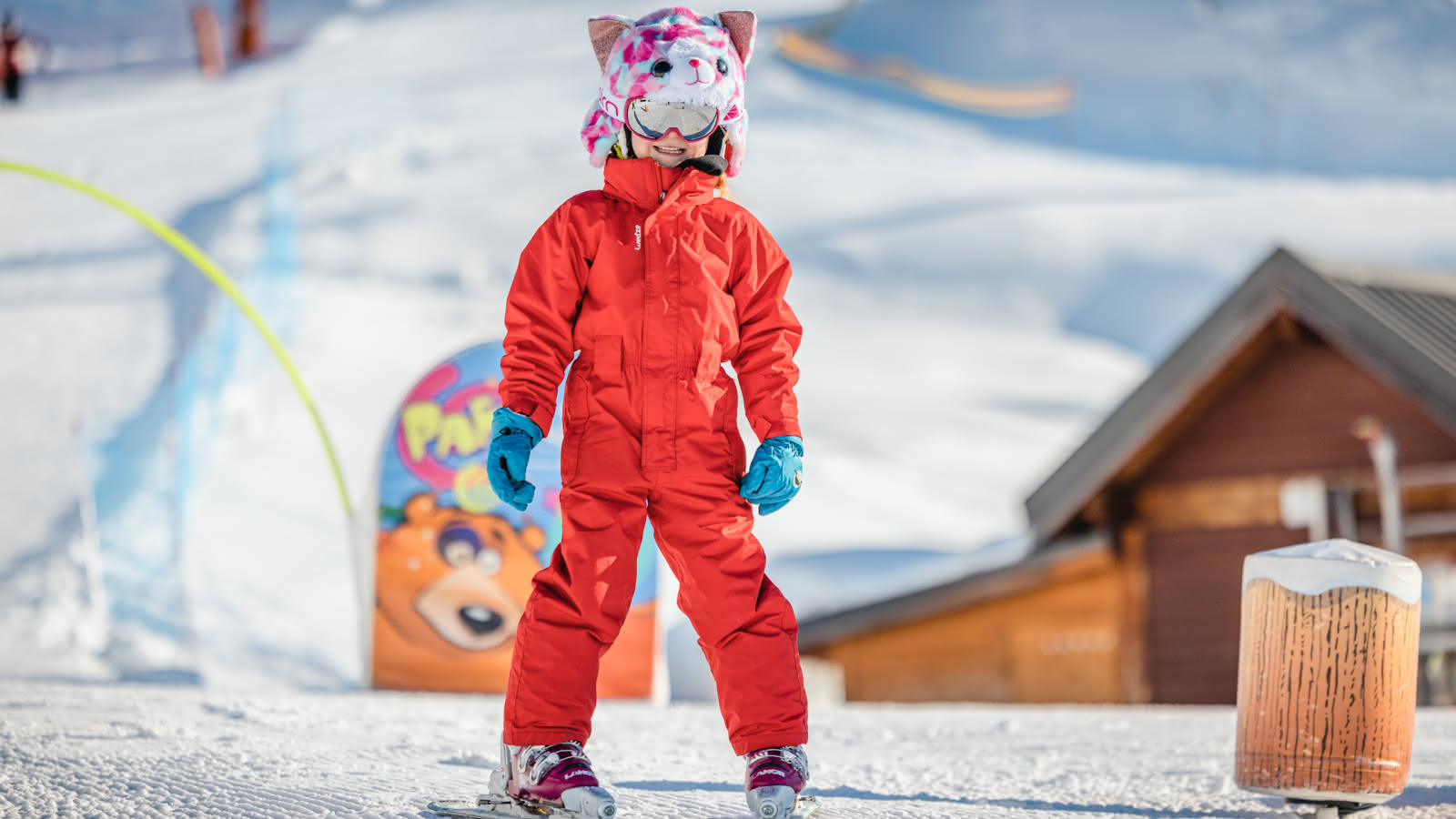 Enfant qui skie sur le long de la remontée débutant gratuite du Mollaret