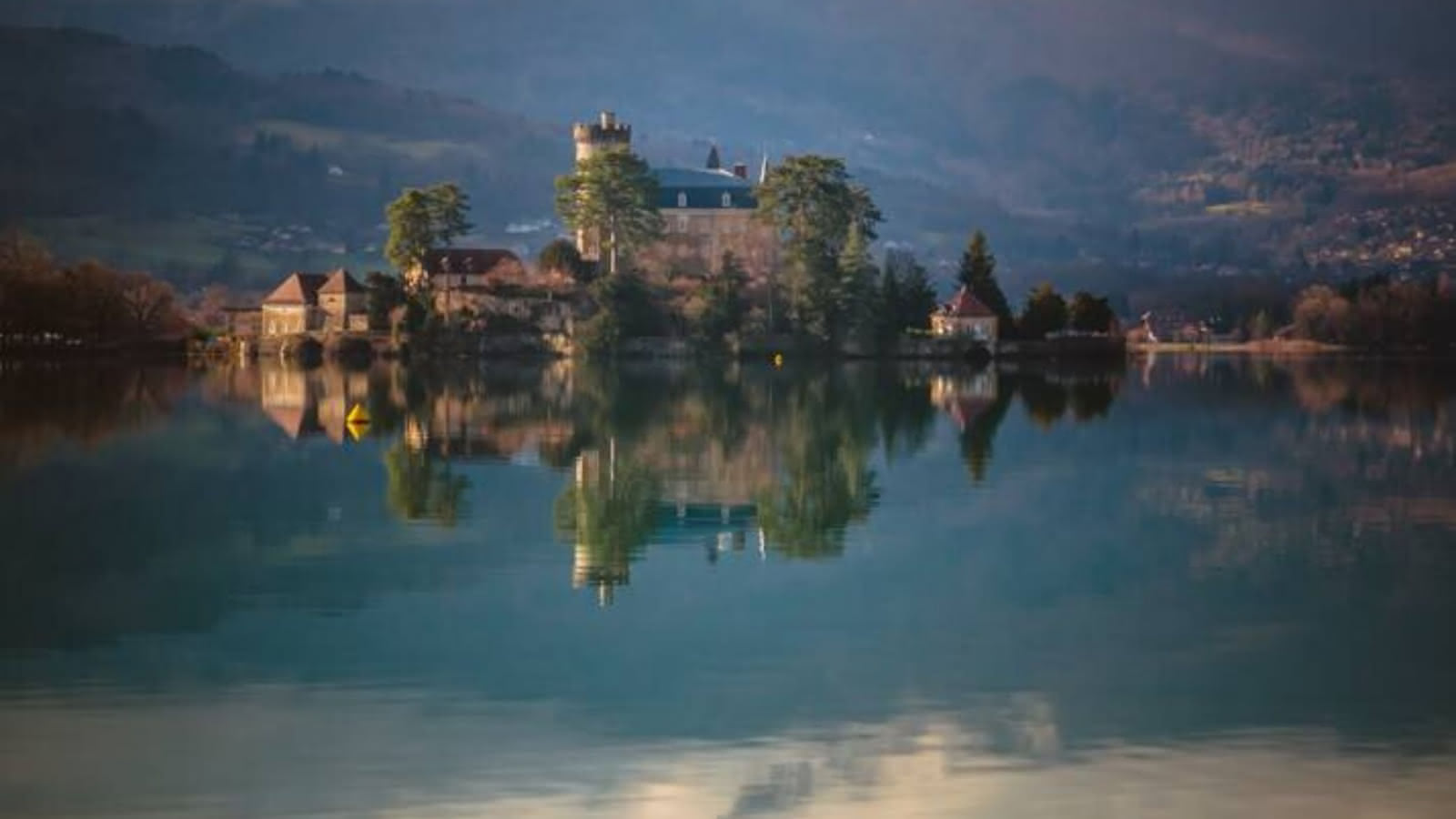 presqu'île du château de Duingt et reflets dans le lac d'Annecy