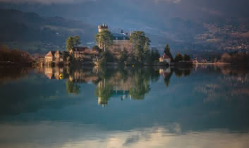 presqu'île du château de Duingt et reflets dans le lac d'Annecy